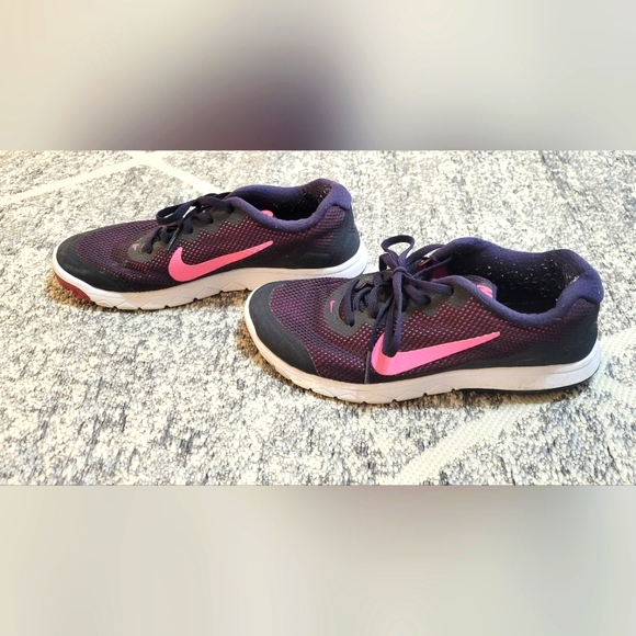 Nike women's sneakers - Picture 2 of 3